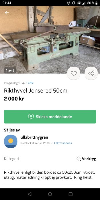 Begagnad grön rikthyvel Jonsered 50 cm i ett garage, omgiven av olika verktyg och utrustning.