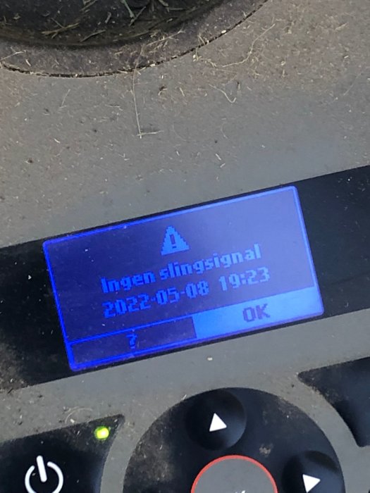 Display med blå bakgrundsbelysning visar felmeddelande "Ingen sling signal" och tidsstämpel.