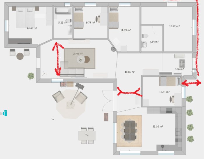 Översiktsplan av ett hus som visar ändringar i layout, med röda pilar som markerar justeringar av hall, grovkök och vardagsrum.