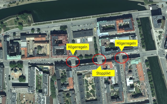 Luftvy över en stad med markeringar som visar tre korsningar, två med högerregel och en med stopplikt.