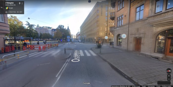 Gatumiljö med oskyltad korsning, tydlig stopplinje och flera korsande vägar.