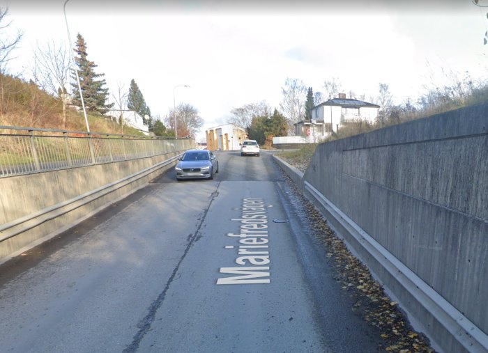 Gata vid namn Mariefredsvägen med bilar och utan stoppskyltar eller varningstrianglar.