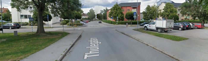 Trafiksituation vid en korsning utan skyltad huvudled, synlig stoppskylt från höger.