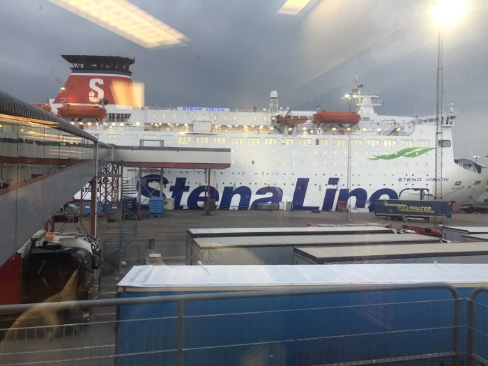 Stena Line-färja vid hamnen med lastbil och fraktcontainers i förgrunden.