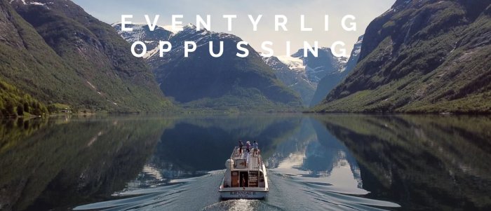 Båt på en stilla sjö med spegling av berg och skog, text "EVENTYRLIG OPPUSSING" i himlen.