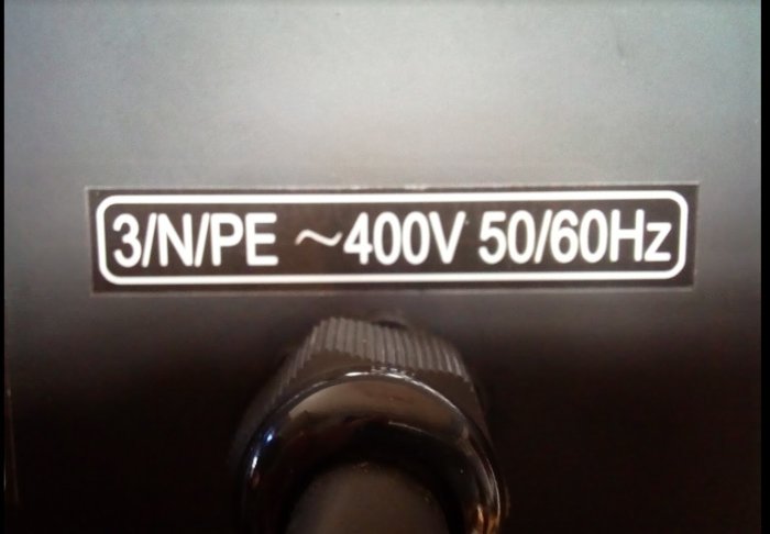 Märkning på en svets som visar '3/NPE ~400V 50/60Hz'.