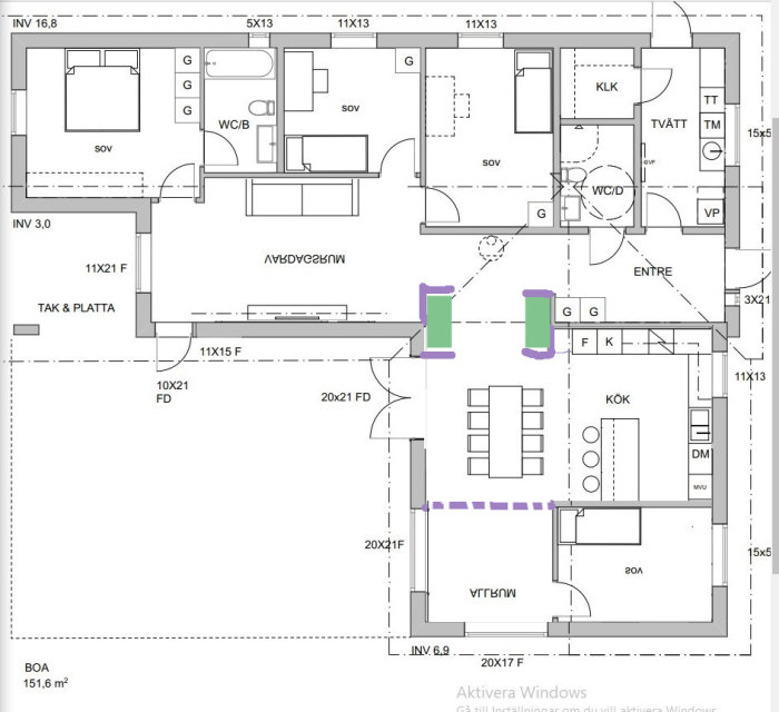 Planritning av ett hus där kök och sovrum är omplacerade, med streckade linjer för förslag på nya väggar och möbleringsalternativ.