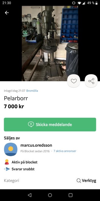 Pelarborr i arbetsmiljö med verktygshyllor i bakgrunden.