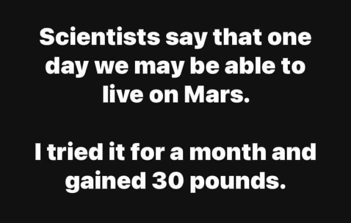 Textmem med humoristiskt påstående om viktökning efter att ha "levt på Mars" i en månad.