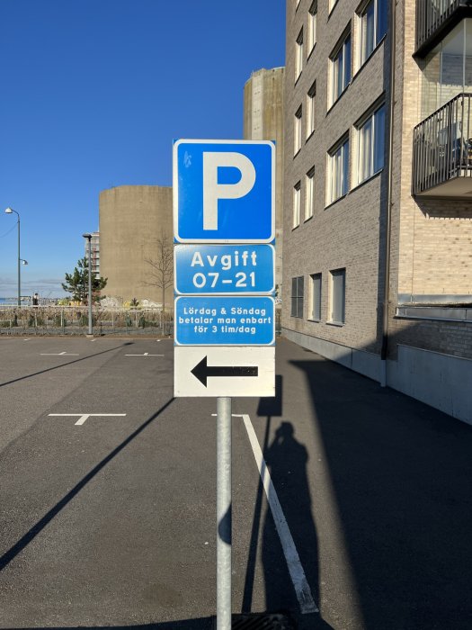 Foto, parkering vägmärke med tilläggstavlor.JPEG