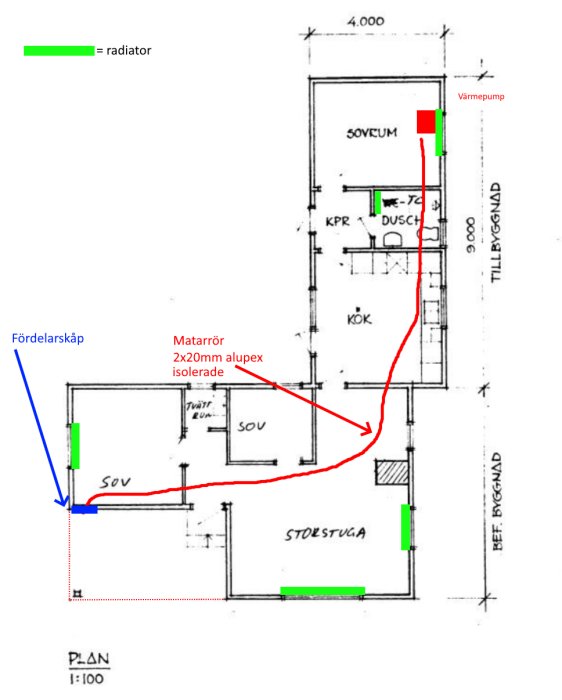 Husritning med markerade radiatorer, fördelarskåp och en röd linje för planerade 20mm isolerade matarrör till golvvärmeslinga.