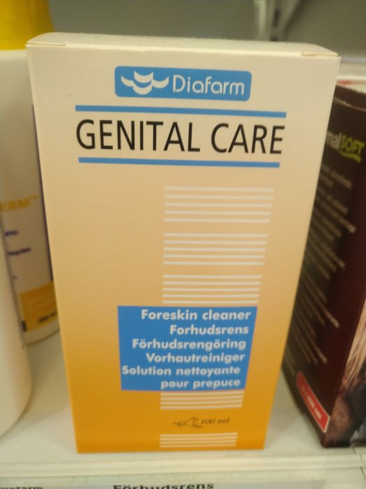 Förpackning av Diafarm Genital Care förhudstvätt på butikshylla.