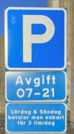 Parkeringsskylt med texten "Avgift 07-21" och tilläggsskylt "Lördag & Söndag betalar man enbart för 3 tim/dag".