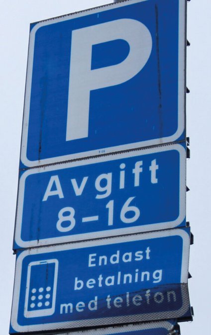 Parkeringskylt med tilläggsskyltarna "Avgift 8-16" och "Endast betalning med telefontjänst".