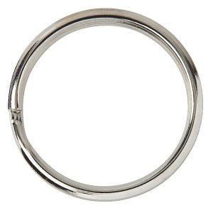 En metallisk nyckelring isolerad på vit bakgrund.