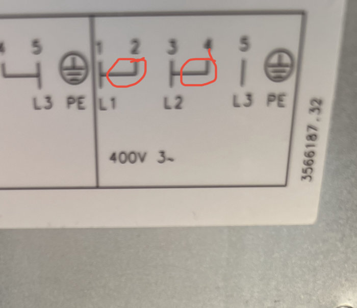 Elektrisk anslutningsschema med röda markeringar runt kopplingspunkter för L1 och L2.