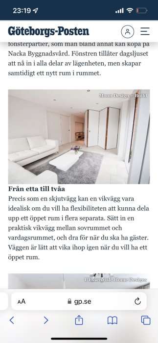 Vit vikvägg med trädetaljer delar ett modernt vardagsrum, skapar avskildhet mellan två utrymmen.