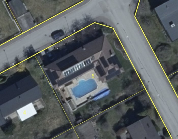 Satellitbild av ett hus inom markerade fastighetsgränser, inkluderar trädgård och pool.