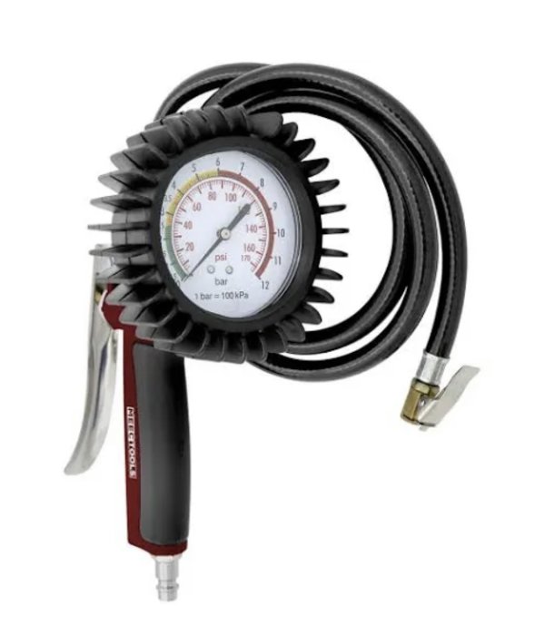 Handhållen luftpåfyllare med manometer och svart slang.