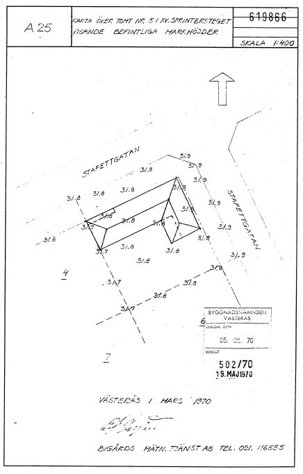 Svartvit fastighetskarta med tomtgränser och måttangivelser daterad i mars 1970, ingen färg eller fotografiska detaljer.
