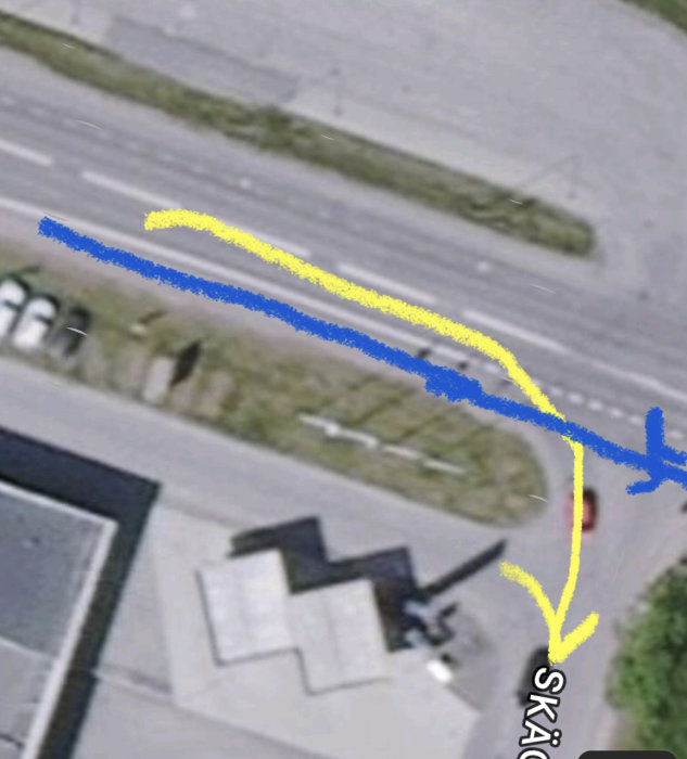 Luftbild över korsning med överlagda gula och blåa linjer som illustrerar ett trafikscenario.