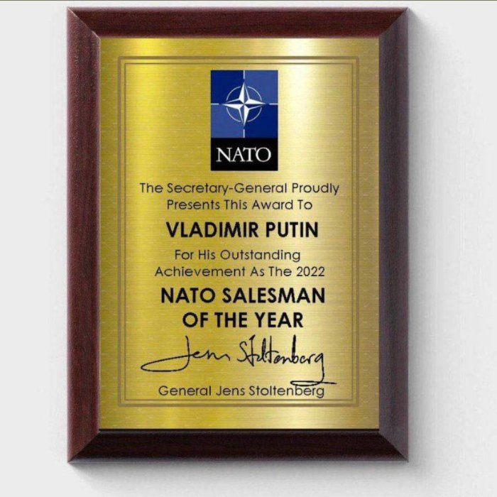 Ramad utmärkelse med text som säger "NATO Salesman of the Year" till Vladimir Putin, signerad av Jens Stoltenberg.