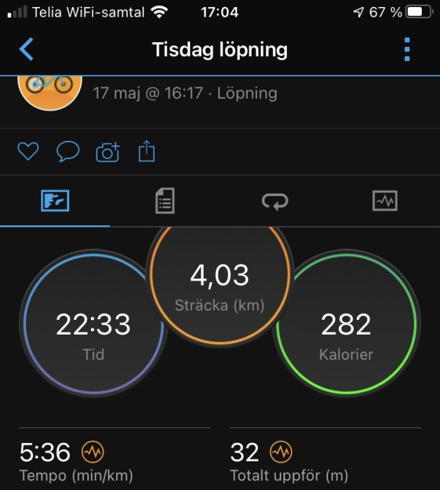 Skärmdump av träningsapp som visar statistik för löpning med distans, tid, kaloriförbrukning, tempo och höjd.