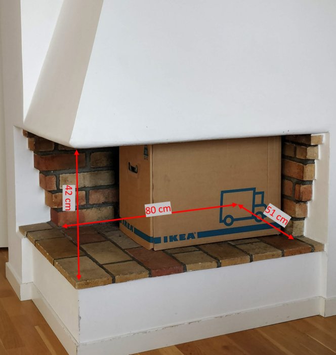 Öppen spis med mätlinjer som visar mått: 42 cm höjd, 80 cm bredd och 51 cm djup, blockerad av en kartong.