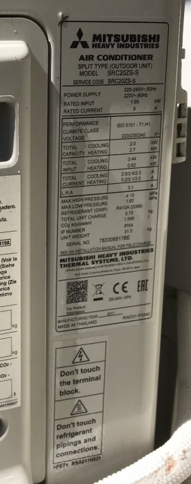 Specifikationsetikett på Mitsubishi Heavy Industries luftkonditioneringsenhet med modell och prestandadata.