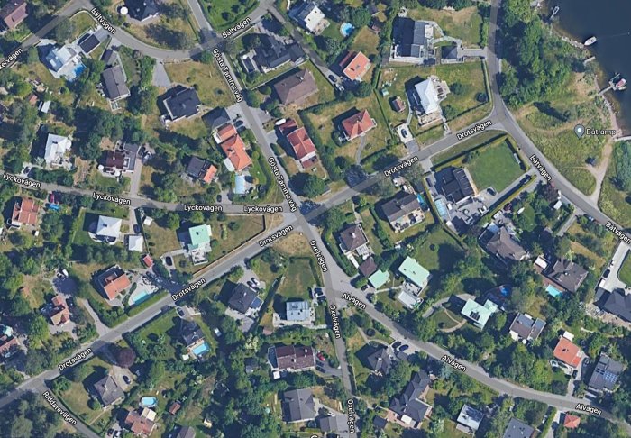 Flygbild över ett bostadsområde med gatorna Lyckovägen och Gösta Tamms Väg.