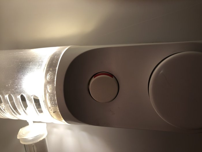 Okänd knapp med rött och vitt läge på en gammal BOSCH kyl/frys mellan termostat och lampa.