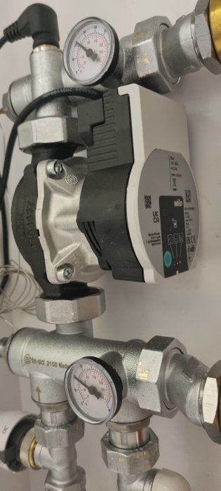 Nyinstallerad shunt med mätare och cirkulationspump i ett värmesystem.