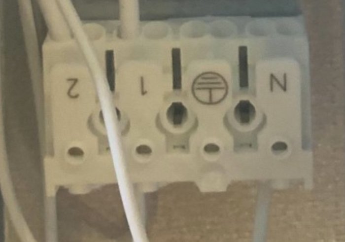 Elektrisk kopplingsplint utan synlig jordanslutning eller dubbelisoleringstecken.