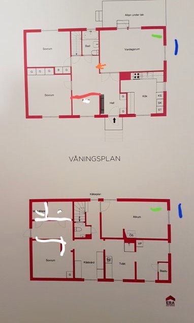 Ritning av ett hus med två våningar som visar rummens layout, med markerad potentiell luftflödesväg.