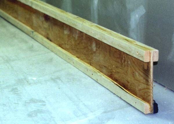Två horisontella 45x45 reglar med en vertikal plywoodskiva monterad emellan utan fräsningar.