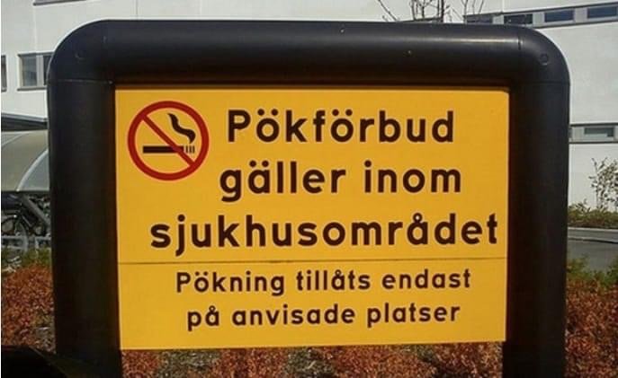 Skylt med texten "Pökförbud gäller inom sjukhusområdet, Pökning tillåts endast på anvisade platser".