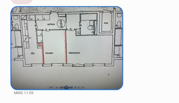 Planritning av lägenhet med två väggar markerade i rött som användaren planerar att riva.