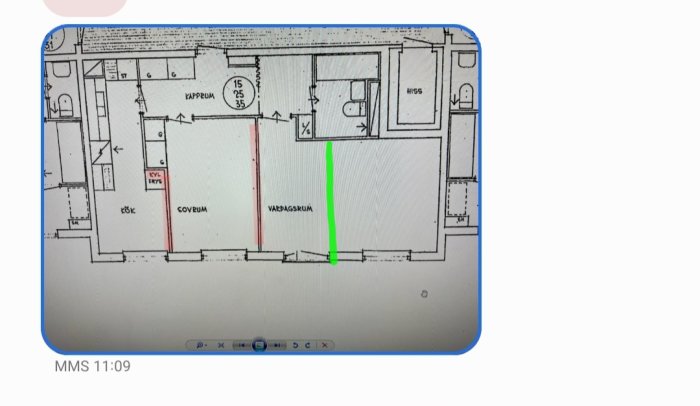 Byggplan med röd och grön markering där väggar ska rivas respektive byggas i en lägenhet.