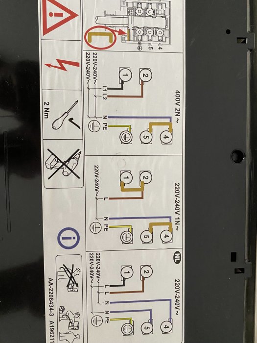 Elkopplingsschema för 400V 2N och 230V visar anslutningar för olika spiskonfigurationer.