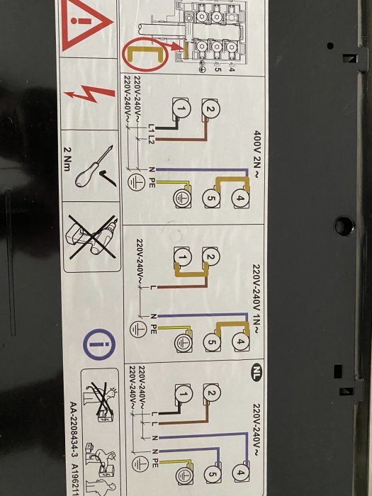 Elektrisk schema för inkoppling av spis med olika spänningsalternativ, märkt med 400V 2N och 220/240V.