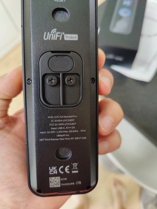 Närbild på baksidan av en Unifi Protect-dörrklocka med USB-C-ingång och specifikationer.