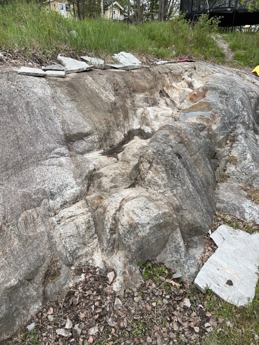 Ojämn naturlig bergstrappa med lösa skifferplattor som omger den.