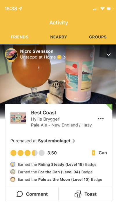 Ölglas bredvid en burk med etikett "Best Coast" och en tygleksak, samt skärmbilden av en öl-app med omdömen.