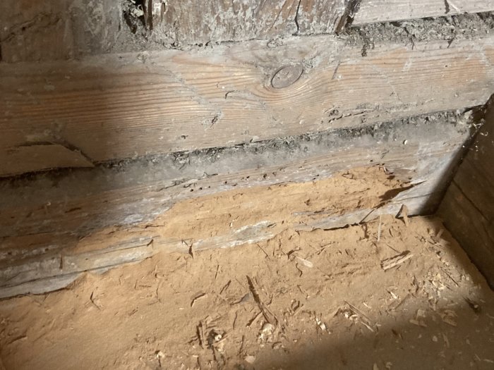 Skadad syll med synliga ytreparationer och spån i en byggarbetsplats för badrumsrenovering.