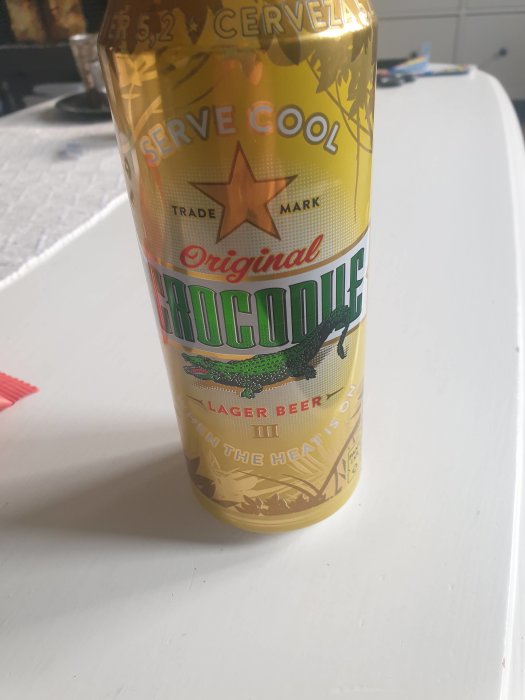 Burk med öl av märket Crocodile Lager Beer på ett bord, en present från en hyresgäst.