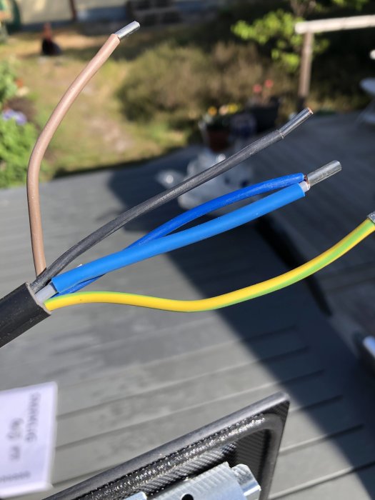 Elkablar för spishäll med avskalade ändar redo för installation i periflexuttag.