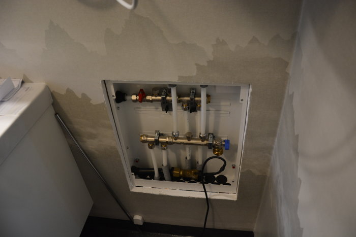 Installation av rör och ventiler i en öppen vägg för badrum, oavslutad konstruktion.
