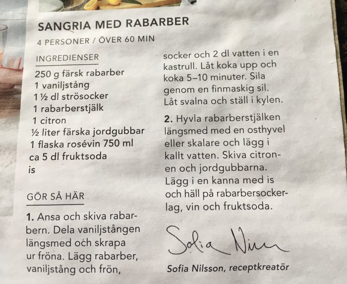 Recept på Sangria med rabarber från tidningen, listar ingredienser och instruktioner, signatur "Sofia Nilsson" i hörnet.