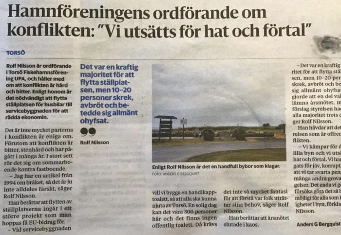 Tidningsartikel om Hamnföreningens konflikt med foto av en hamnscen under molnig himmel.