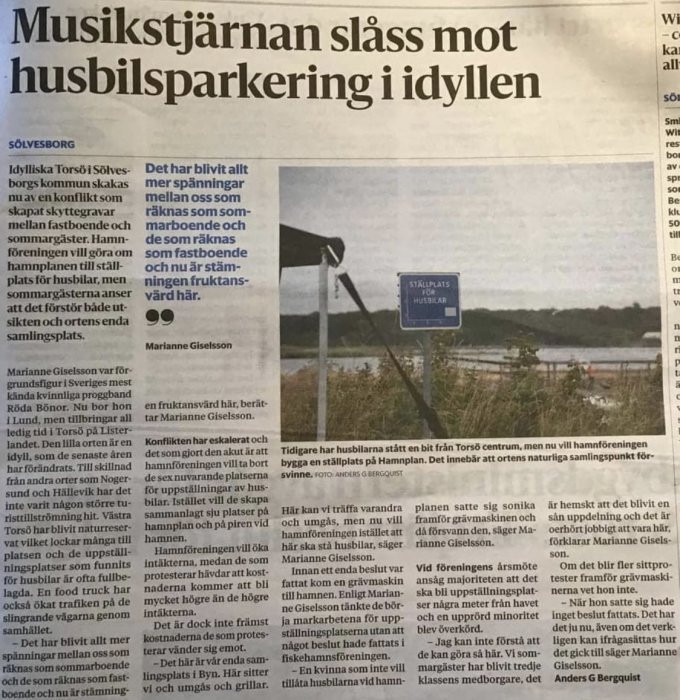 Tidningsartikel om konflikt kring husbilsparkering med bild på skylt "Ställplats för husbil" och utsikt över landskap.